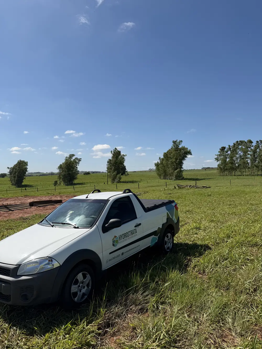 Caminhonete da Hydrostrata em campo, no noroeste do Paraná.