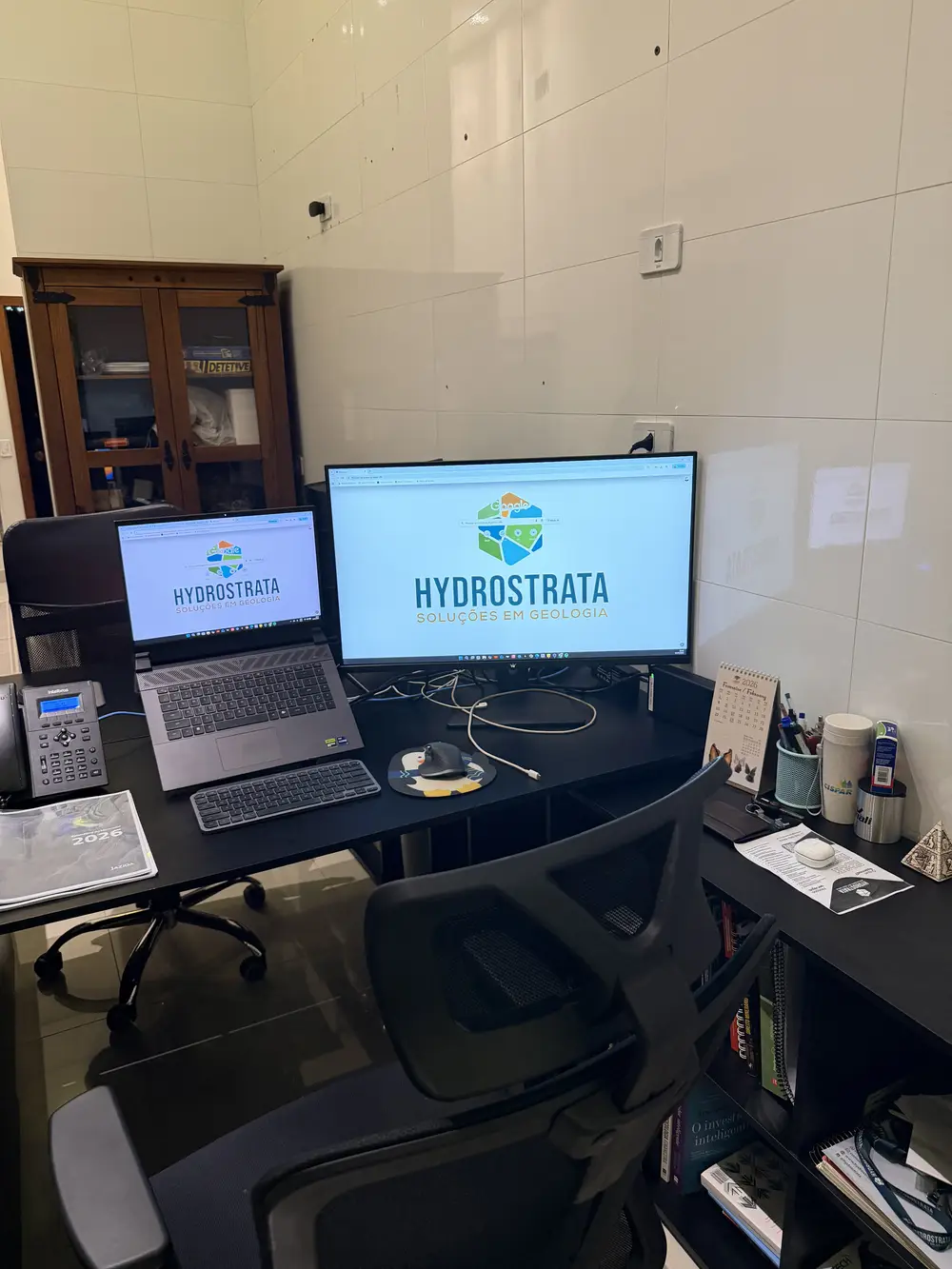 Estação de trabalho da Hydrostrata, com a marca na tela.