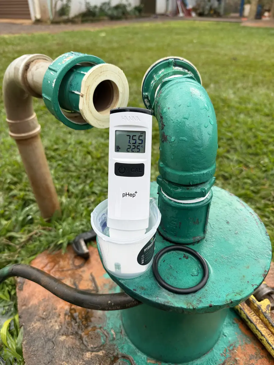 Medição de pH e temperatura da água na coleta de campo do poço.